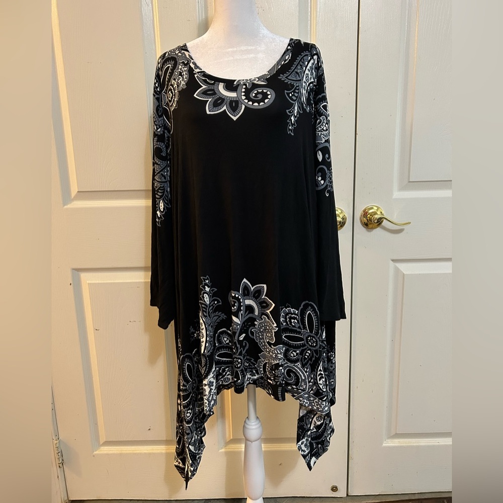 NWT Avenue black, gray, and white sharkbite hem tunic, size 30/32